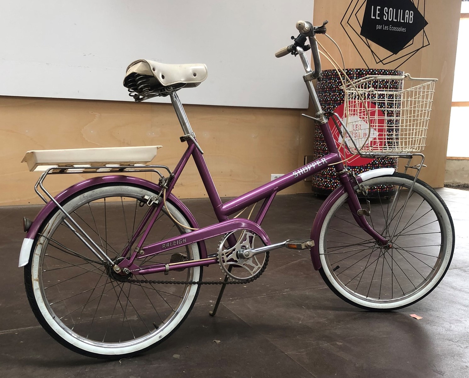 vélo shopper Raleigh violet et blanc
